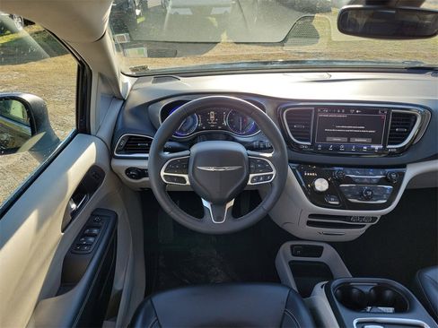 Used 2023 Chrysler Pacifica Touring-L image 28