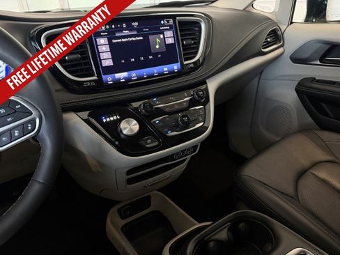 Used 2024 Chrysler Pacifica Limited FWD image 39
