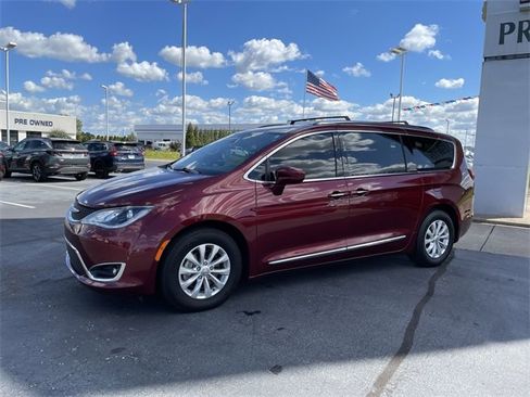 Used 2019 Chrysler Pacifica Touring-L image 2