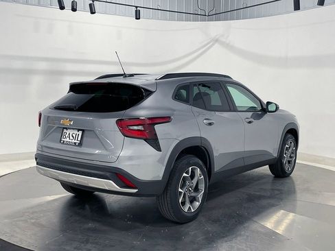 Used 2024 Chevrolet Trax LT FWD image 11