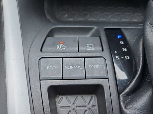 Used 2021 Toyota RAV4 XLE Premium FWD image 27