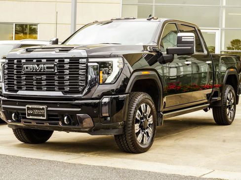 Used 2024 GMC Sierra 2500 Denali Ultimate w/ Max Trailering Package AWD/4WD image 8