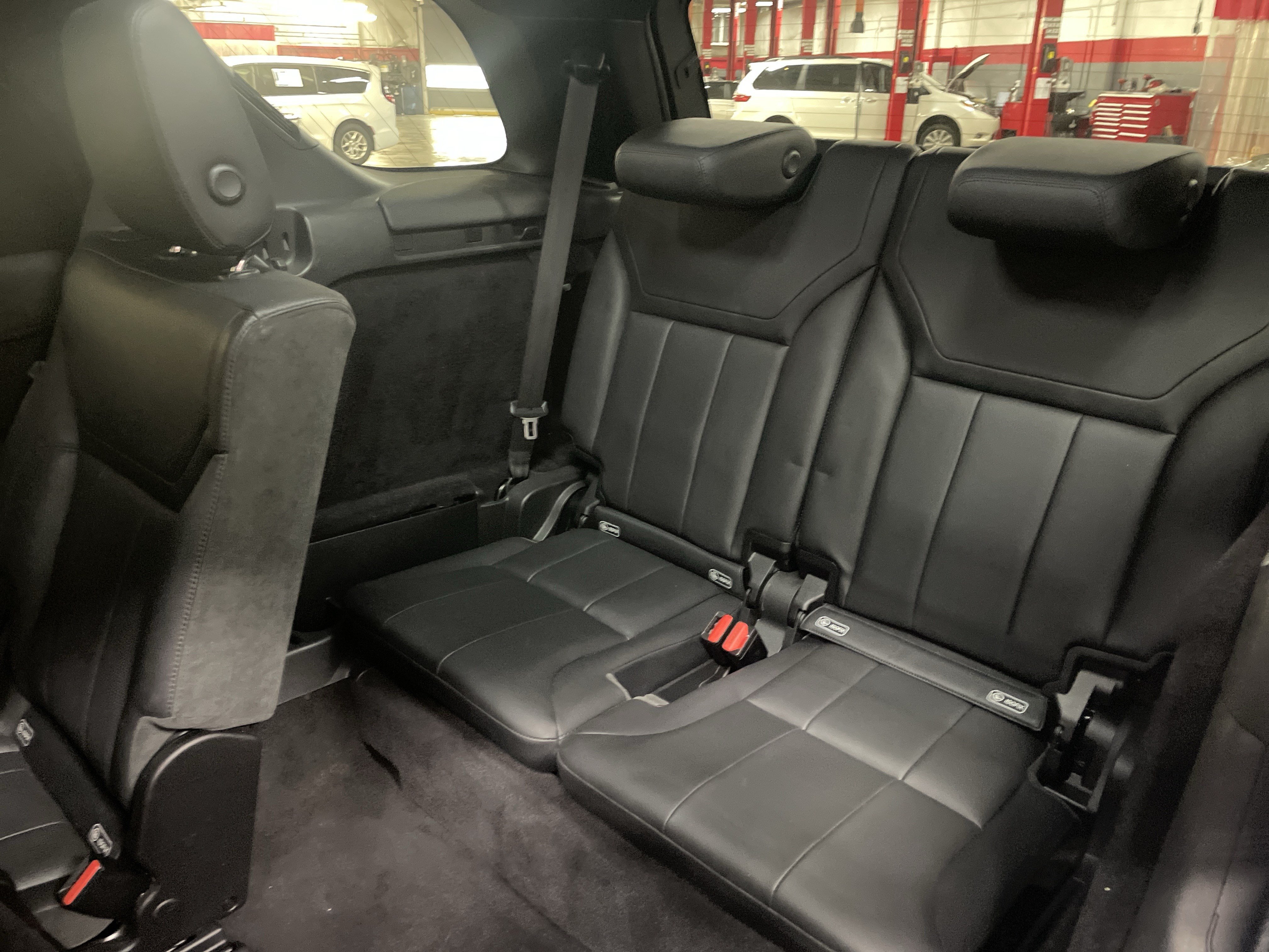 Used 2020 Land Rover Discovery Landmark AWD/4WD image 6