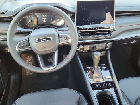 Used 2024 Jeep Compass Trailhawk image 12