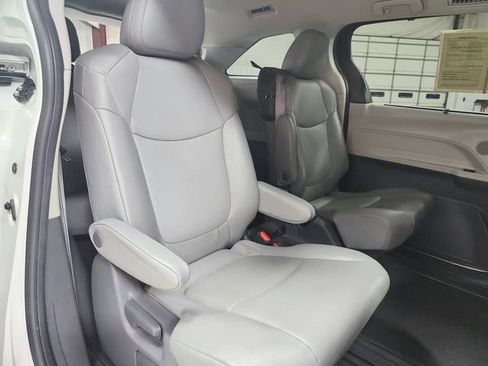 Used 2021 Toyota Sienna XLE FWD image 45