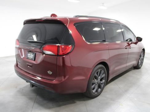 Used 2018 Chrysler Pacifica Touring-L w/ Premium Audio Group FWD image 10