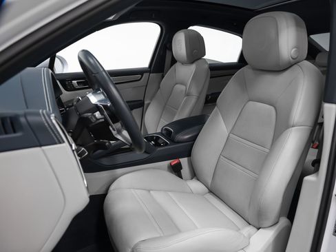 Certified 2023 Porsche Cayenne Platinum Edition image 5