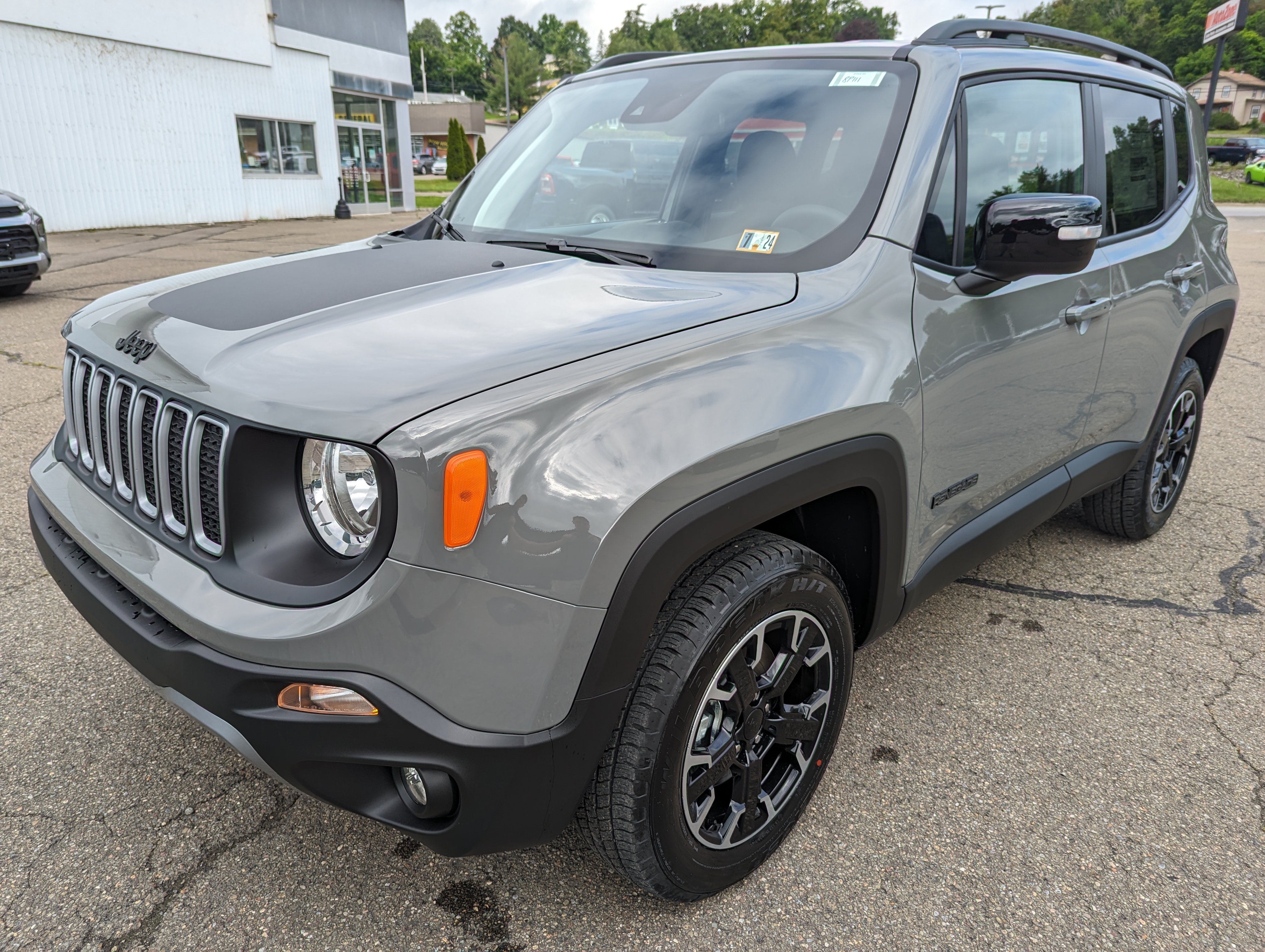 Used 2023 Jeep Renegade Latitude AWD/4WD image 1