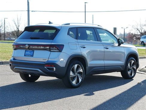 Certified 2025 Volkswagen Taos SE image 7