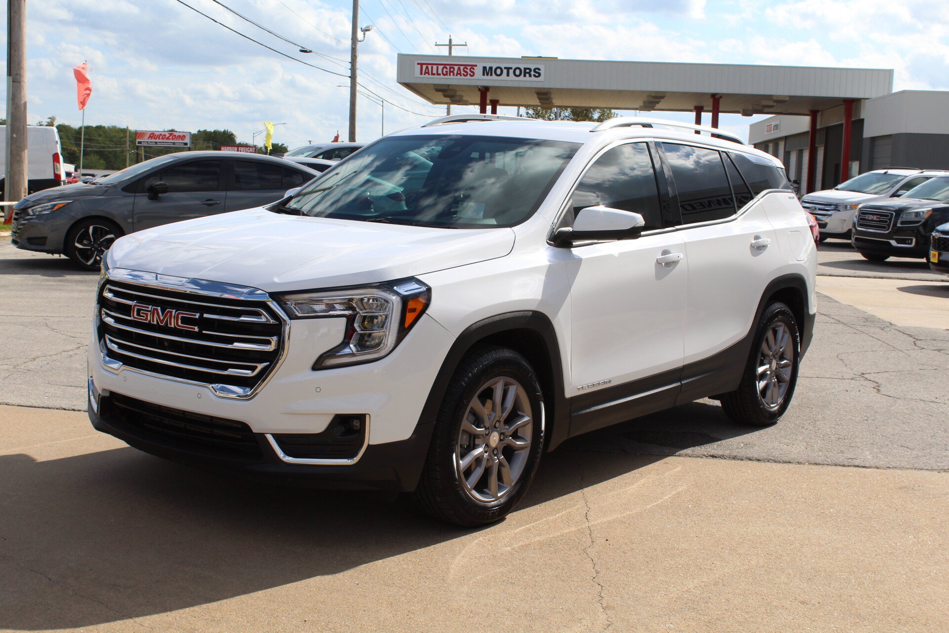 Used 2022 GMC Terrain SLT w/ Tech Package FWD image 11