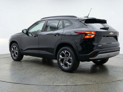 Used 2025 Chevrolet Trax LT FWD image 6