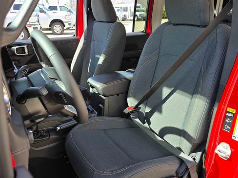 Used 2025 Jeep Wrangler Unlimited Sahara image 34