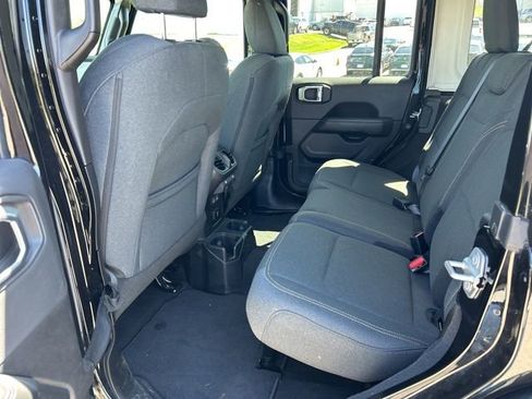 Used 2025 Jeep Wrangler Sahara image 10