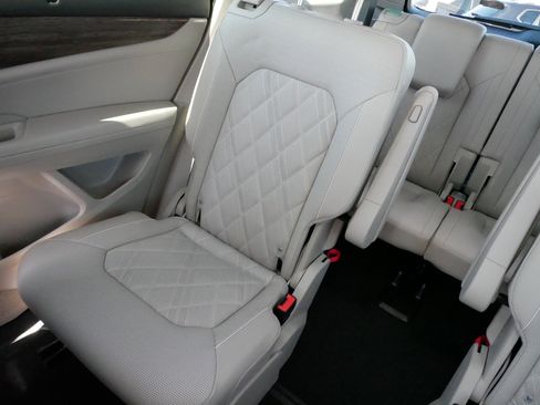 Used 2025 Volkswagen Atlas SEL Premium R-Line image 12