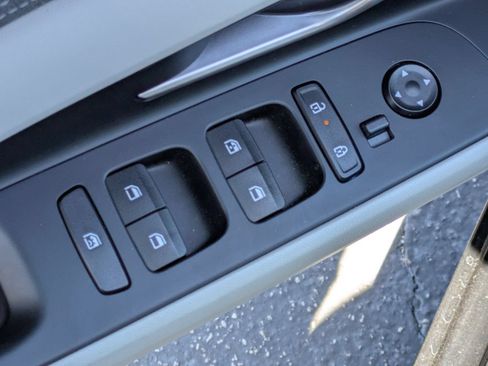 Certified 2025 Hyundai Elantra Limited FWD image 16