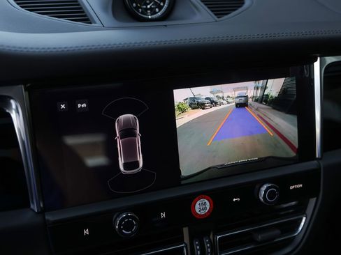 Certified 2025 Porsche Macan image 23