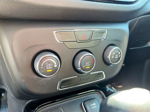 Used 2018 Jeep Compass Latitude FWD image 15