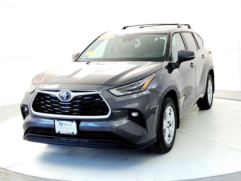 Used 2023 Toyota Highlander LE image 2