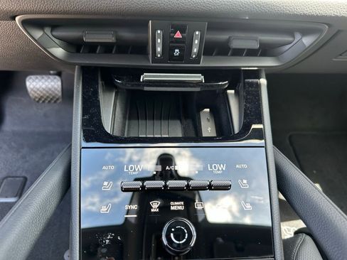 Used 2025 Porsche Cayenne E-Hybrid Coupe image 22