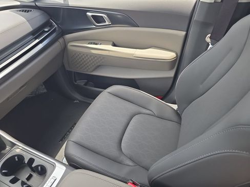 New 2027 Kia Carnival FWD image 15