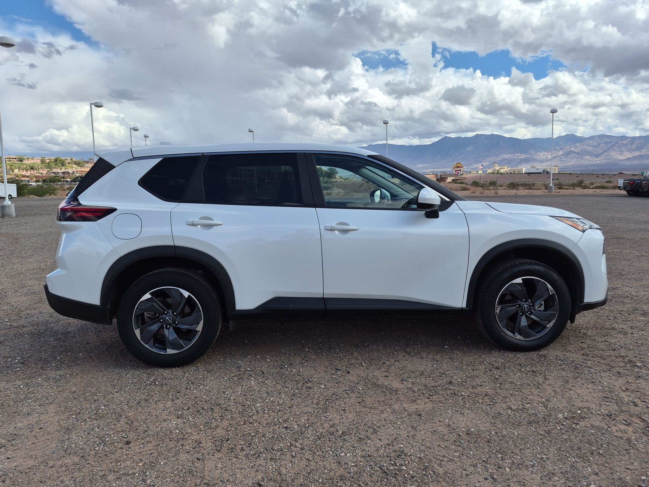 Used 2024 Nissan Rogue SV FWD image 2