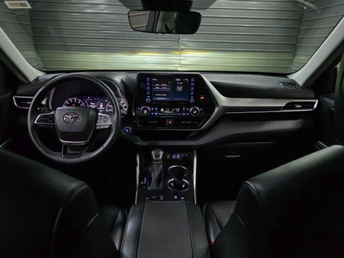 Used 2022 Toyota Highlander XLE image 11