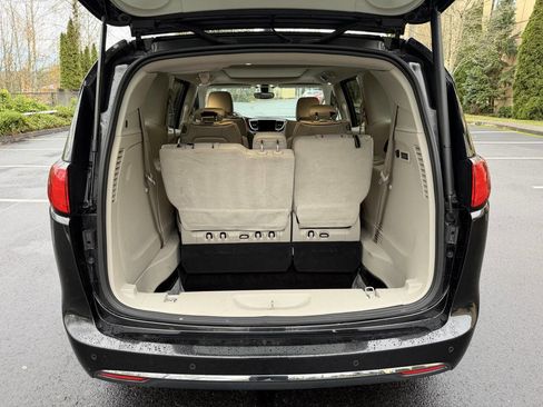 Used 2019 Chrysler Pacifica Limited image 7
