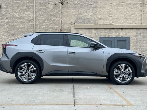 Used 2023 Subaru Solterra AWD image 2