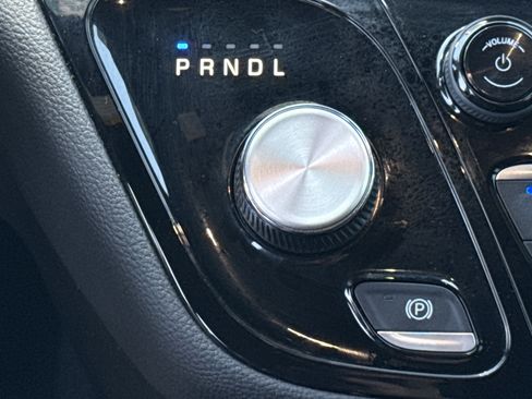 Used 2025 Chrysler Pacifica Select FWD image 24