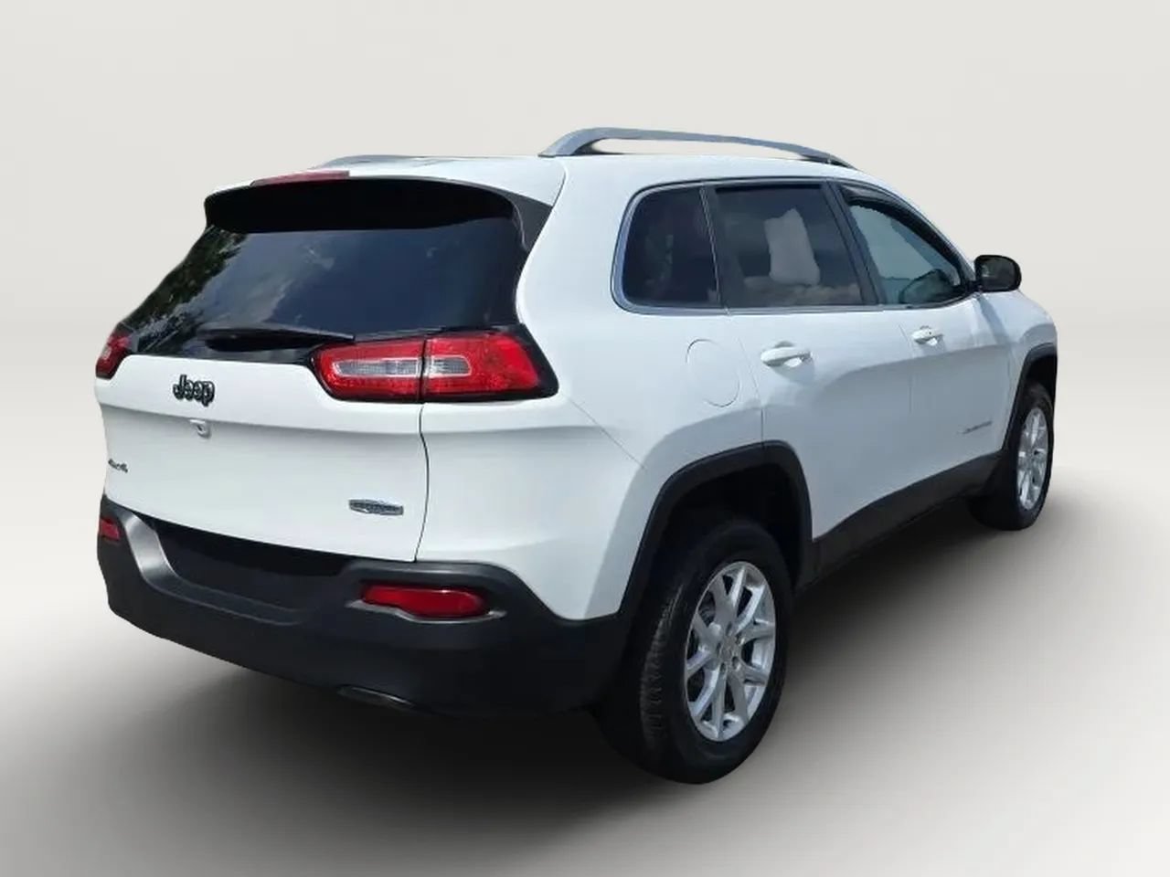 Used 2018 Jeep Cherokee Latitude Plus w/ Cold Weather Group AWD/4WD image 7