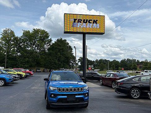 Used 2024 Jeep Compass Latitude AWD/4WD image 1
