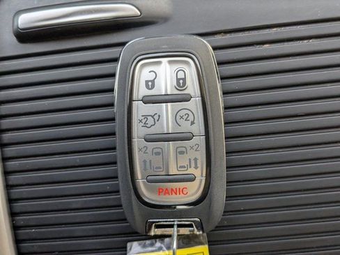 Used 2024 Chrysler Pacifica Touring-L FWD image 30