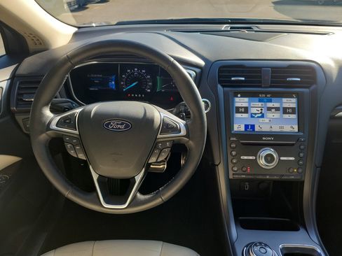 Used 2018 Ford Fusion Titanium image 17