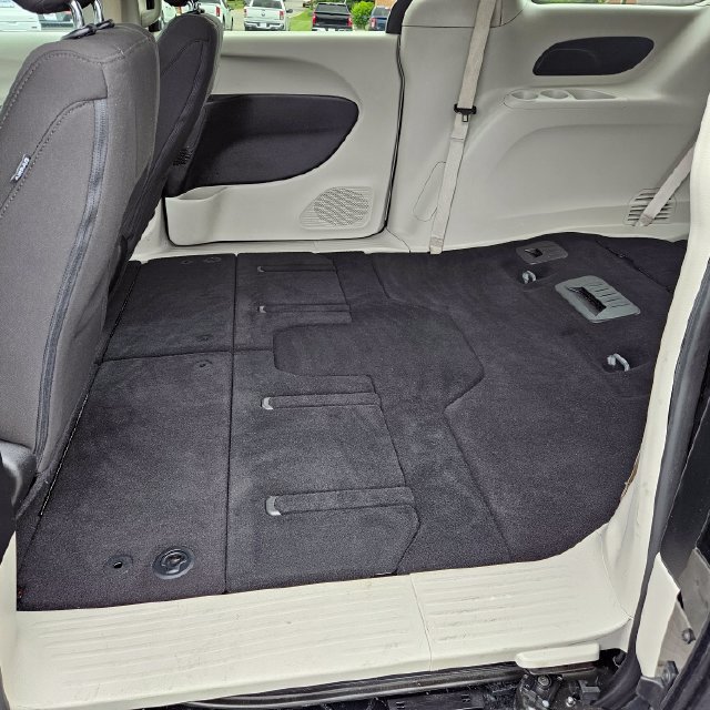 Used 2022 Chrysler Voyager LX FWD image 17