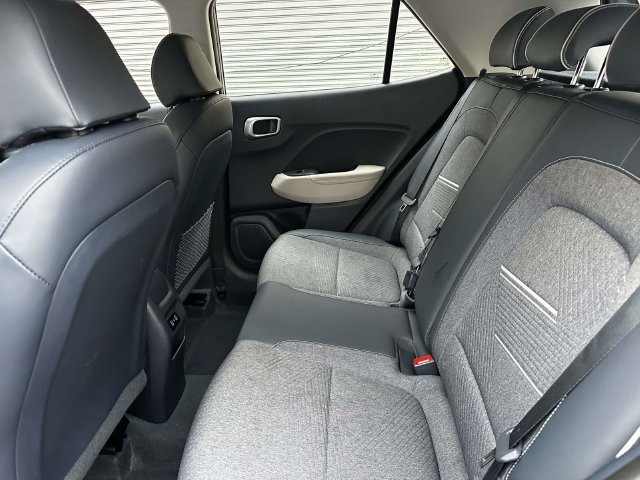 Used 2025 Hyundai Venue Limited FWD image 19