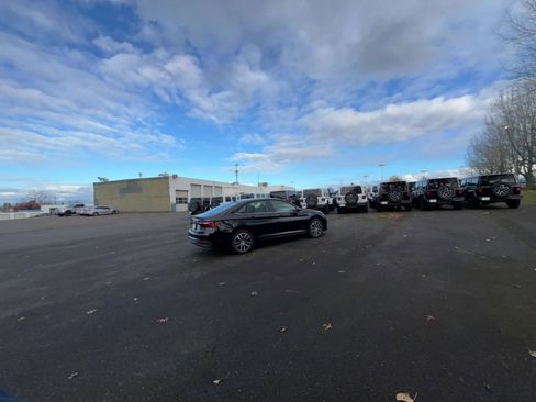 Used 2025 Volkswagen Jetta SE image 14