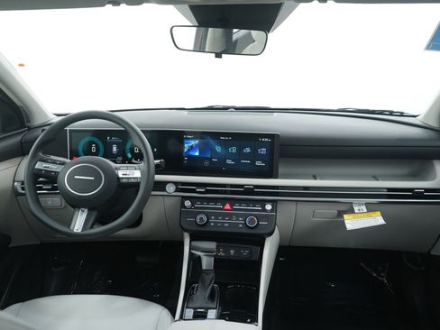 Certified 2025 Hyundai Tucson SE image 13