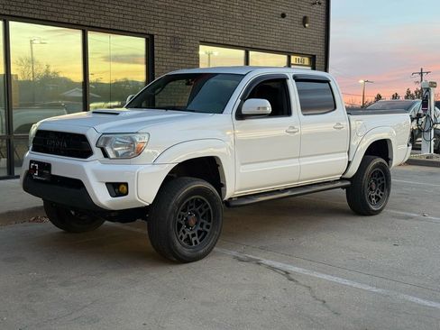Used 2015 Toyota Tacoma 4x4 Double Cab image 16