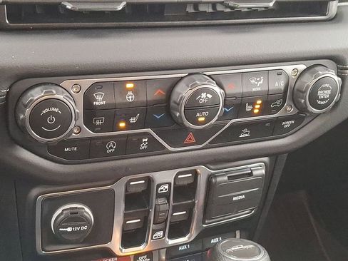 Used 2025 Jeep Gladiator Mojave w/ Convenience Group AWD/4WD image 15