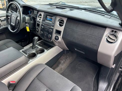 Used 2017 Ford Expedition XLT image 11