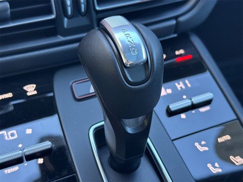 Used 2025 Porsche Macan image 25