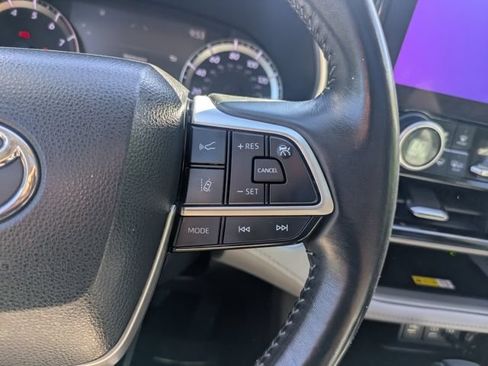 Used 2023 Toyota Highlander XLE AWD/4WD image 22