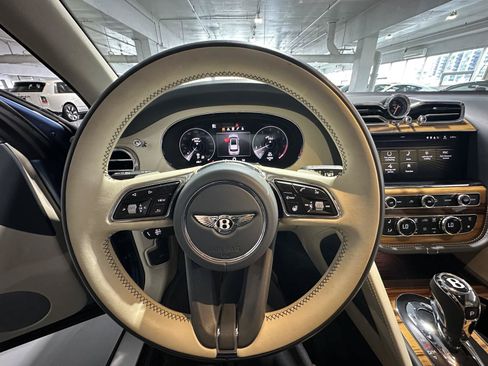 Used 2023 Bentley Bentayga AWD/4WD image 19