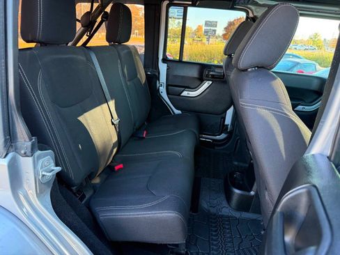 Used 2016 Jeep Wrangler Unlimited Sahara w/ Connectivity Group AWD/4WD image 25