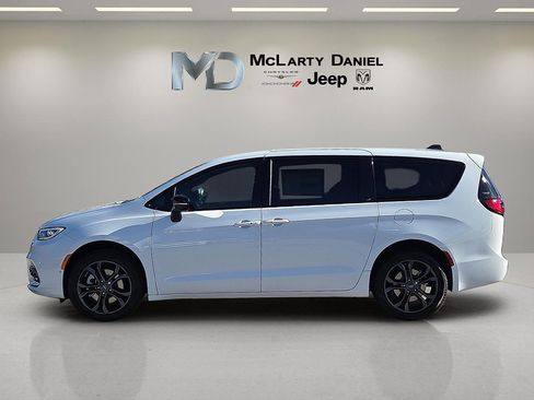 New 2026 Chrysler Pacifica Select image 3