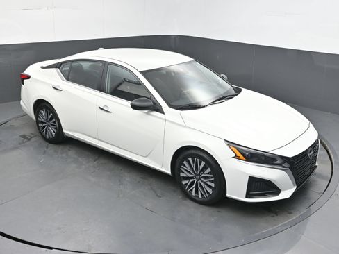 Used 2025 Nissan Altima 2.5 SV FWD image 32