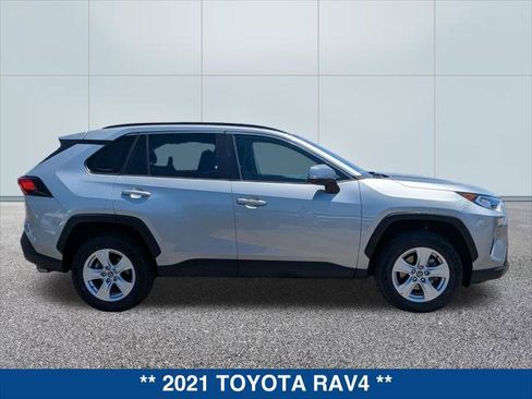Used 2021 Toyota RAV4 XLE AWD/4WD image 6