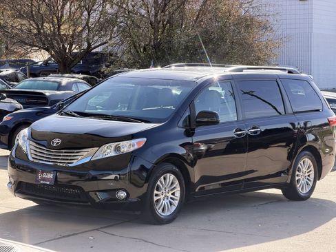 Used 2015 Toyota Sienna XLE image 3