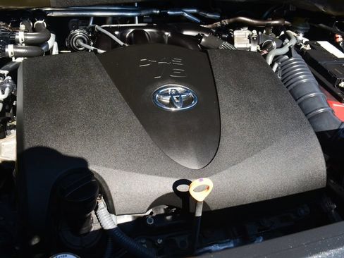 Used 2021 Toyota Highlander LE AWD/4WD image 27