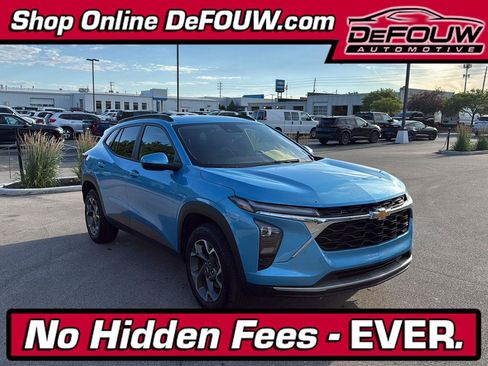 Used 2025 Chevrolet Trax LT w/ Driver Confidence Package FWD image 1
